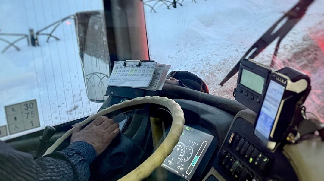 В Добрянском округе в снегу застрял автобус со школьниками