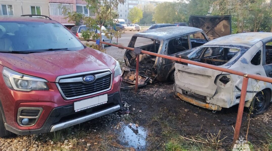 В Прикамье молодой человек включил зажигалку, чтобы слить бензин с авто, и устроил крупный пожар