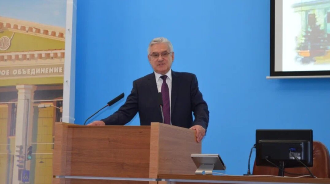 Искра директор