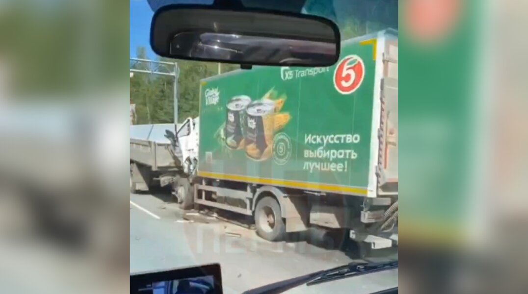 На трассе Пермь — Березники грузовик с продуктами влетел в фуру
