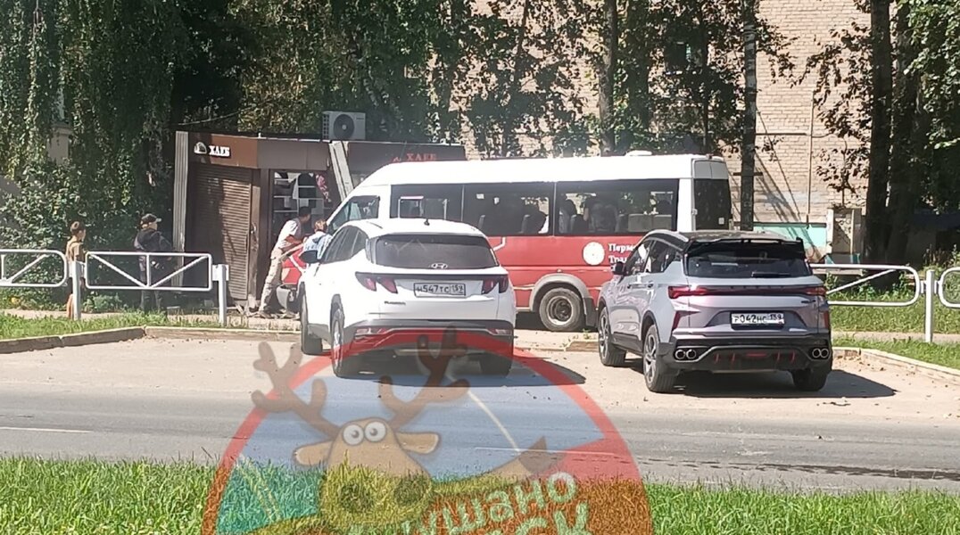 В Закамске автобус 7Т врезался в хлебный киоск