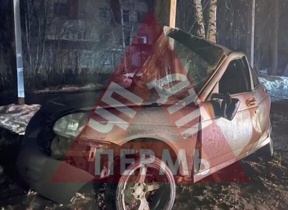 В Перми «Лада Приора» влетела на скорости в столб
