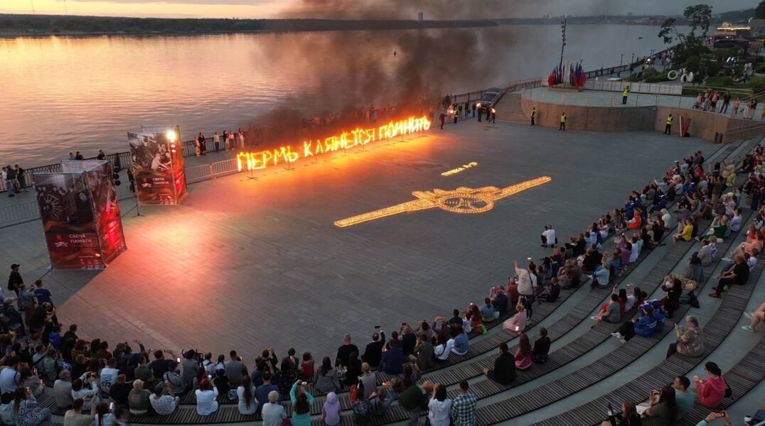 Пермяки выложили из свечей контур боевой пушки А-19