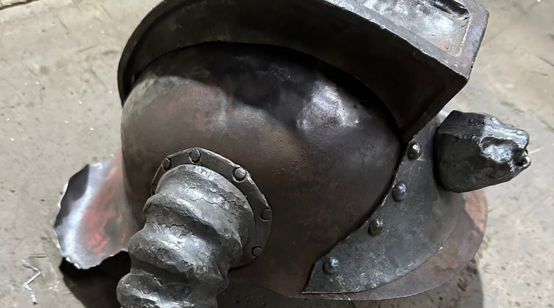 Кунгурский кузнец сделал аналог шлема из культовой советской комедии по заказу из Москвы