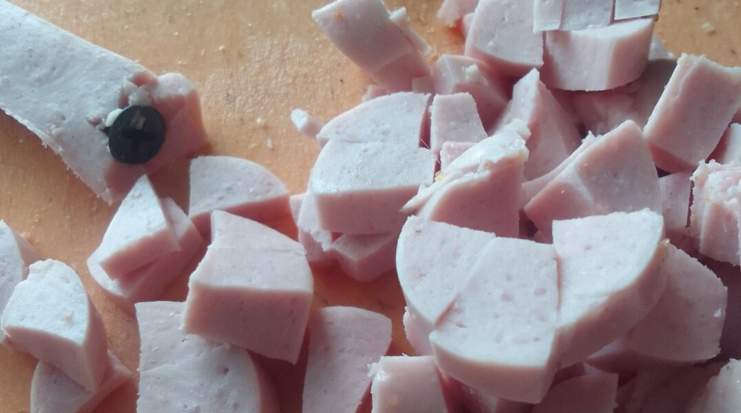 Пермяк нашел в купленых сосисках саморез