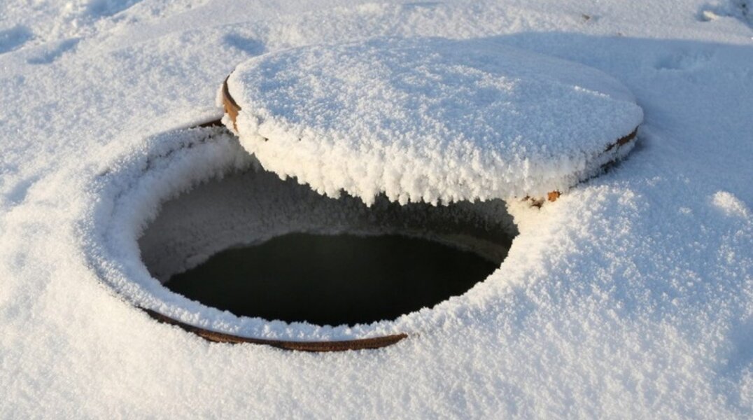У детской площадки в Перми обнаружили открытые люки без ограждений