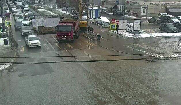 В Перми один из центральных перекрестков сузили до одной полосы