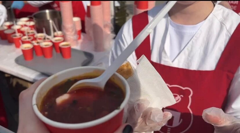 На пермской эспланаде угостили борщом по-пермски всех желающих