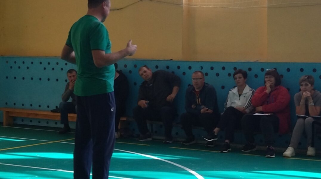 Семнадцать учителей физкультуры из Большой Сосновы повысили навыки игры в волейбол