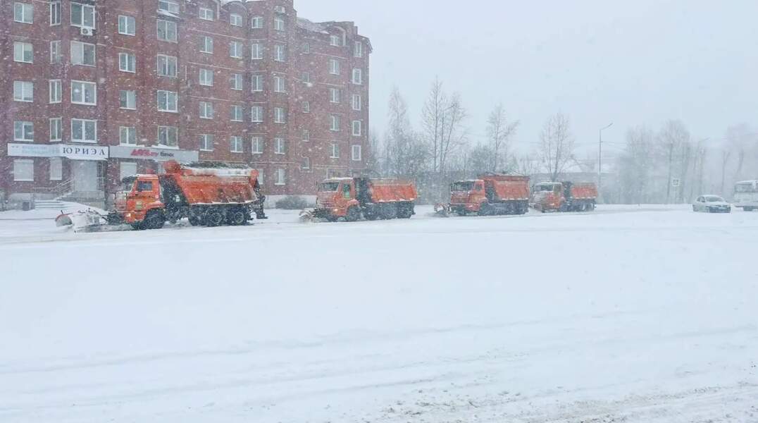 В Соликамске из-за сильного апрельского снегопада перешли на зимний режим содержания дорог
