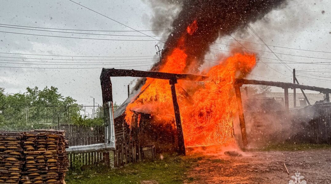 В Прикамье после удара молнии сгорел гараж