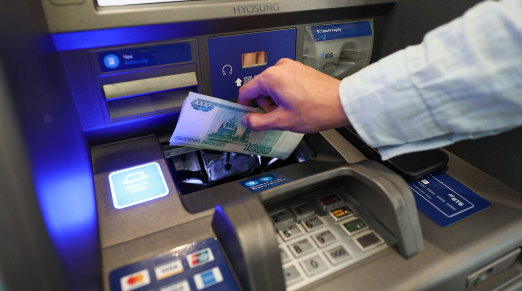 Аналитики ВТБ: россияне в 2025 году будут больше копить, чем тратить