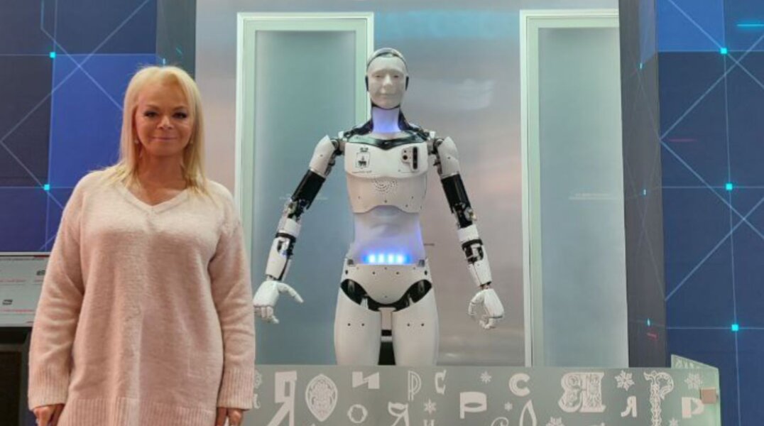 Лариса Долина впечатлялась пермским роботом на выставке «Россия»