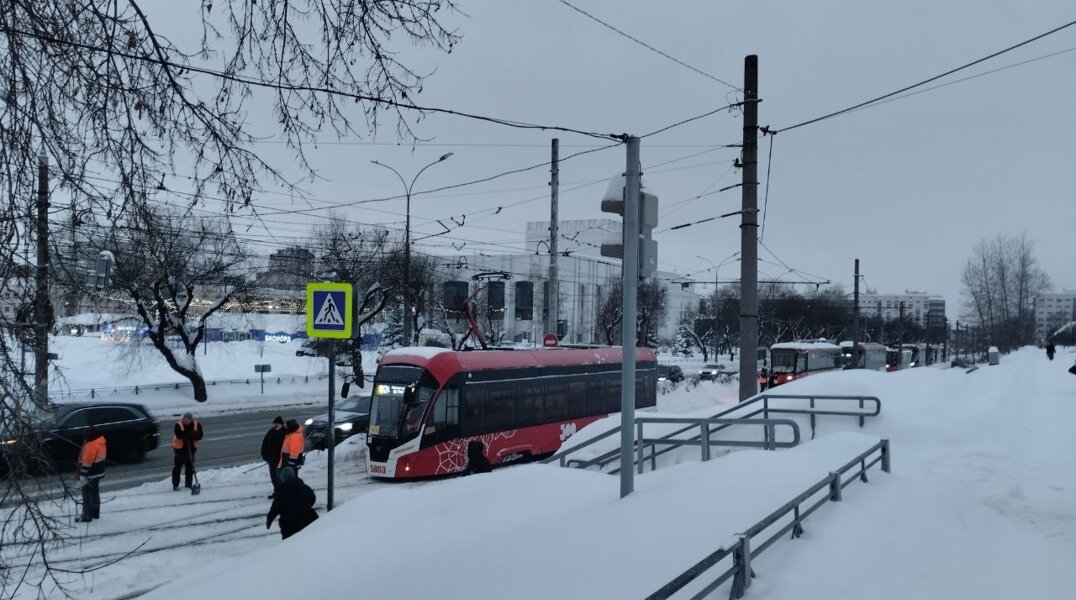 В центре Перми из-за неполадок на линии встали трамваи