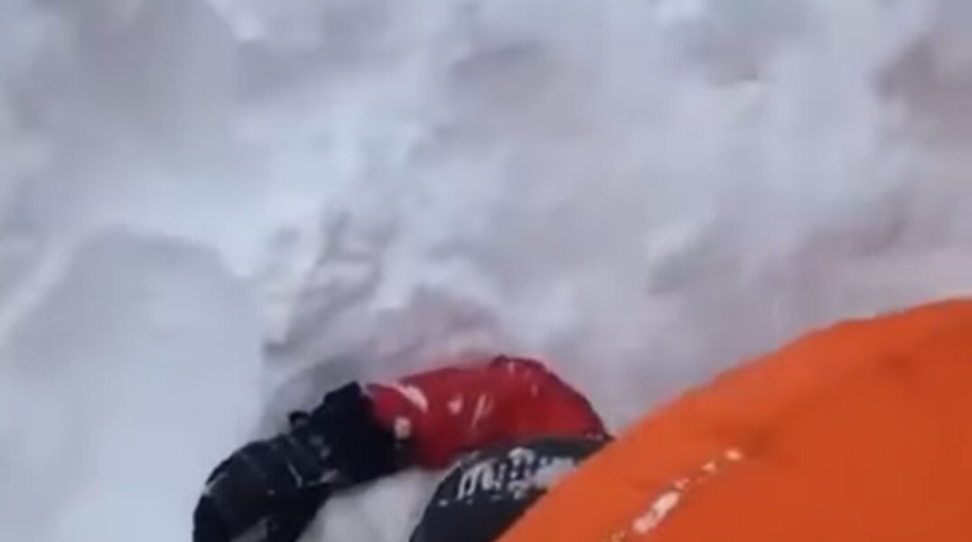 Сотрудника противолавинной службы «Красной поляны» накрыло лавиной