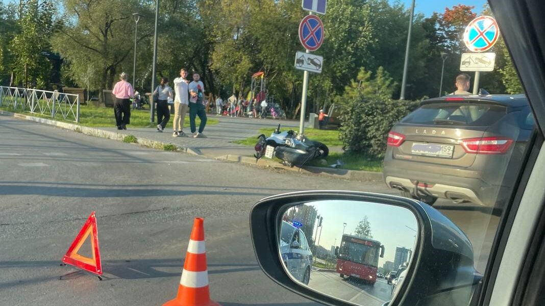 В Перми на улице Макаренко автоледи сбила мотоциклиста