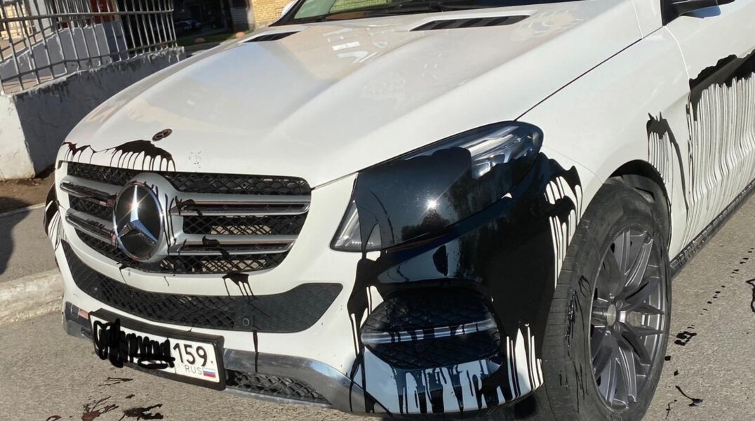 В Перми неизвестные облили краской припаркованный Mercedes-Benz