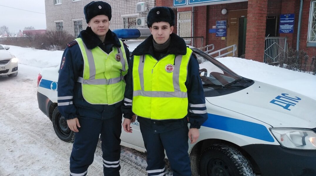 На трассе в Прикамье сотрудники ДПС помогли замерзающему водителю