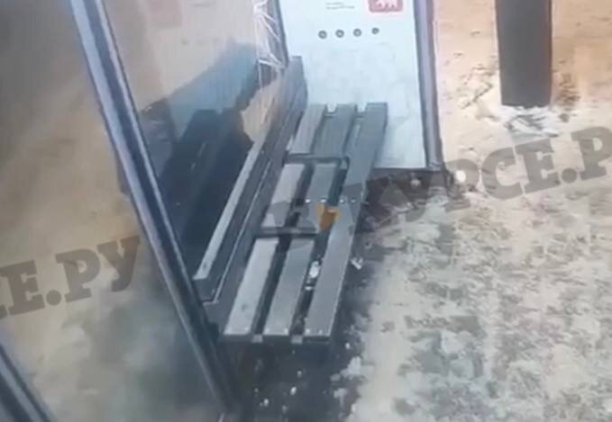 В Перми вандал разбил стекло на умной остановке