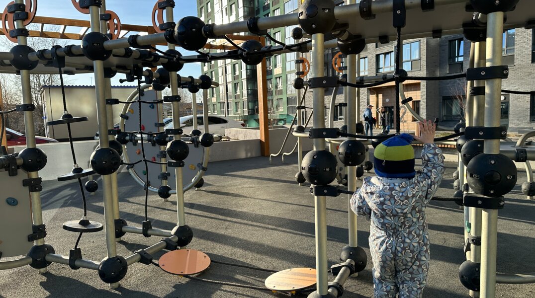 В Свердловском районе Перми нашли опасные детские площадки