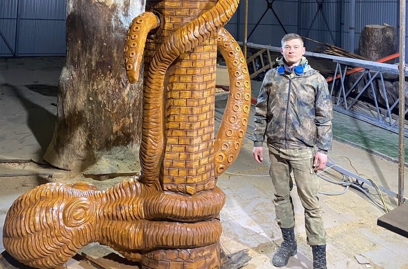 Плотник из Перми создал четырёхметровый маяк с осьминогом