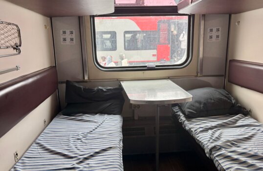 Поезд, пляж и мороженое. Эксперты рассказали, как заработать этим летом