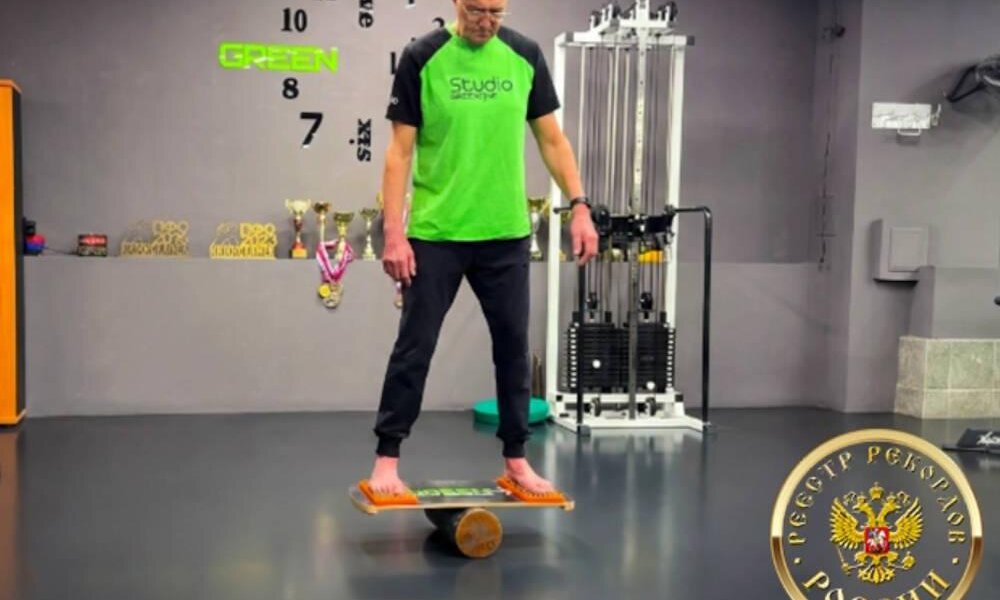 Житель Перми установил рекорд России, стоя на гвоздях и балансире