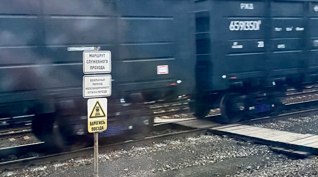 На перегоне в Пермском крае грузовой поезд сошел с рельсов