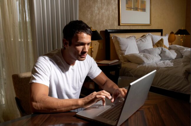 Омич украл ноутбук пермяка в общественном туалете на вокзале Тюмени