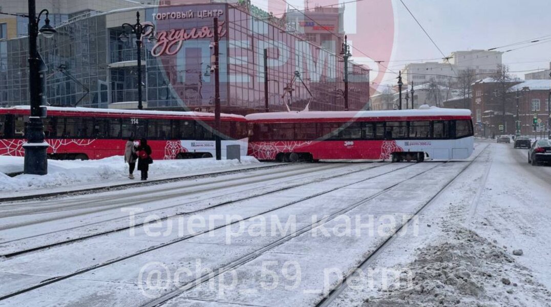 В Перми на Разгуляе с рельсов сошел трамвай