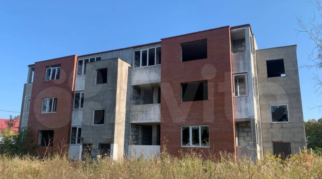 В Перми выставили на продажу долгострой таунхауса за 20 млн рублей