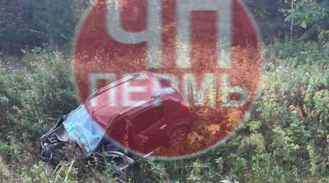 Под Пермью автомобиль столкнулся со столбом и вылетел в кювет