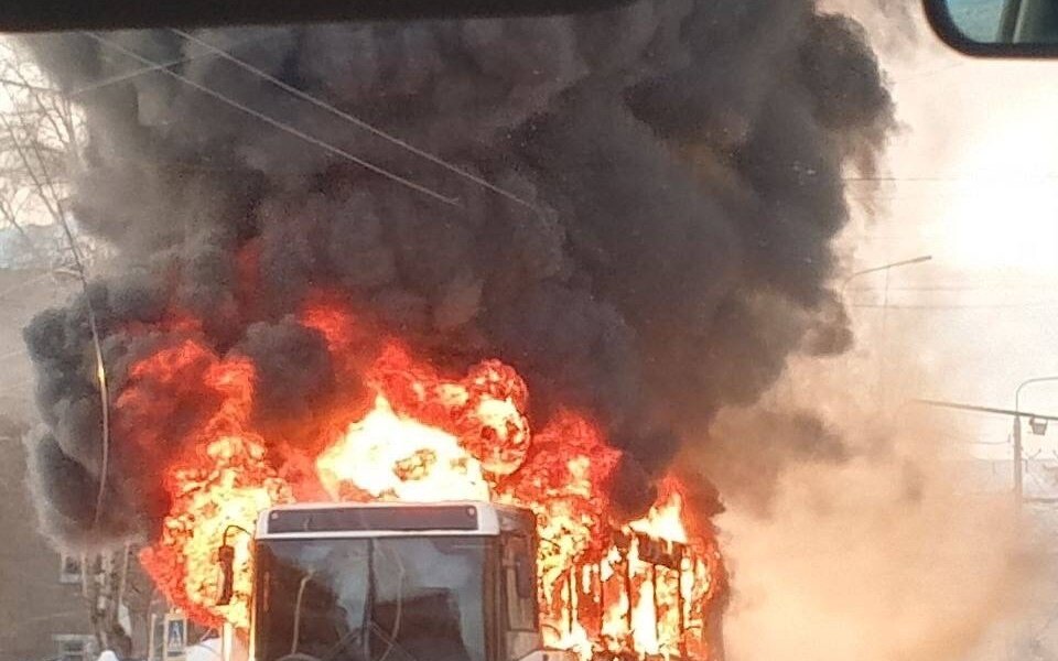 В центре Березников во время движения загорелся пассажирский автобус