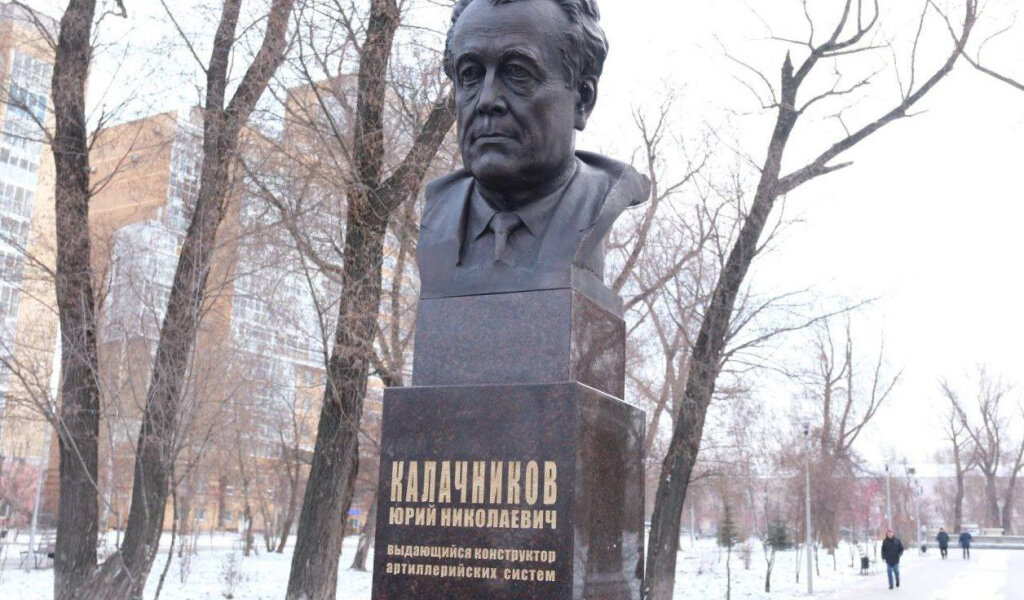 В Перми ко дню ракетных войск открыли памятник Юрию Николаевичу Калачникову