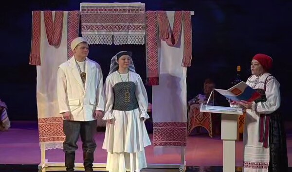 Молодая пара поженилась на сцене Коми-Пермяцкого театра