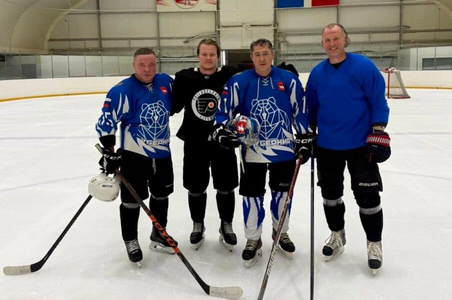 Губернатор Дмитрий Махонин вышел на лед с легендами пермского хоккея