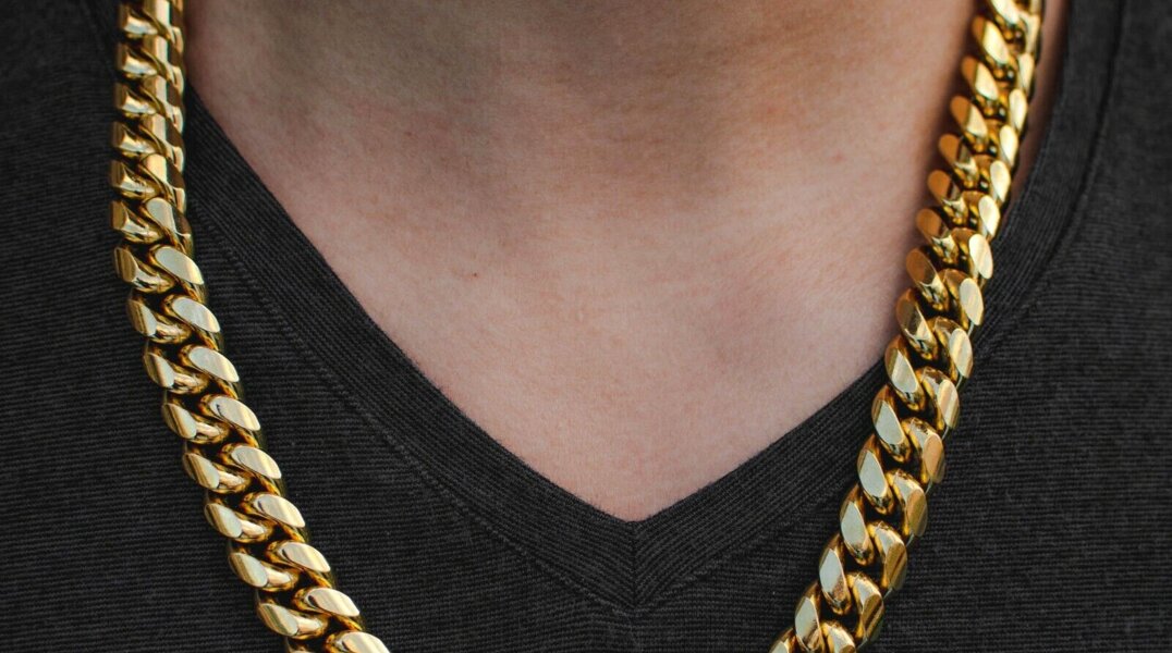 В Омске мужчина-мумия обокрал ювелирный магазин