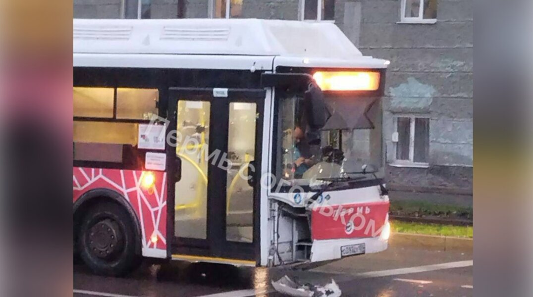 В центре Перми пассажирский автобус «догнал» легковушку