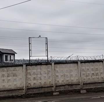 В Перми двое подростков пытались перекинуть через забор колонии телефоны