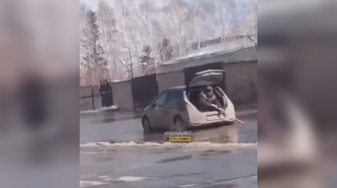 Жители Новосибирска полчаса «плавали» на машине в поисках ливневки