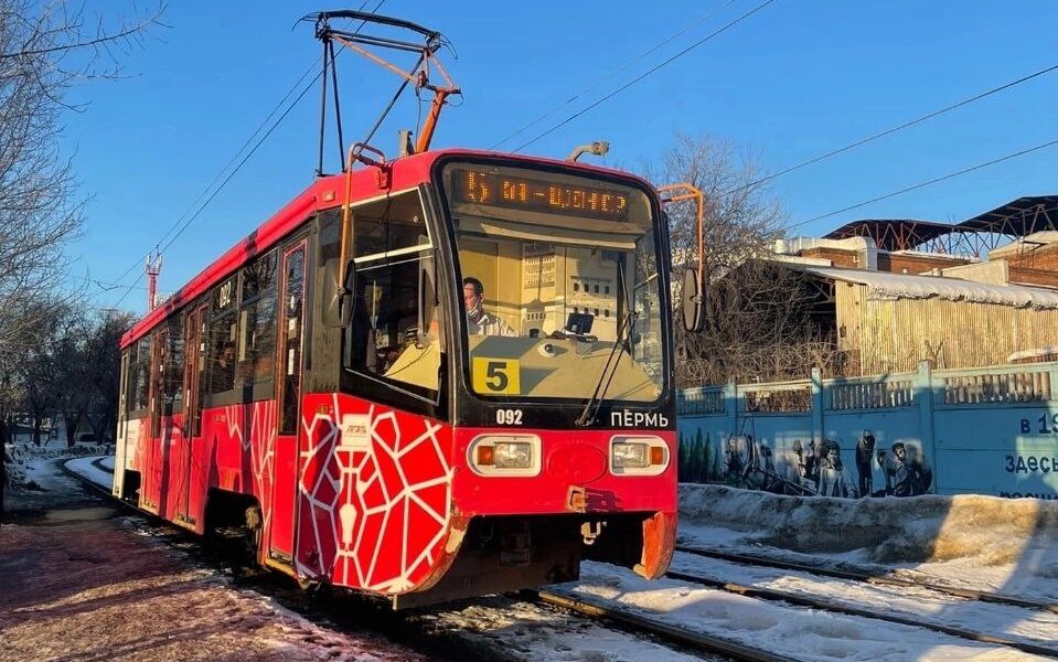 В центре Перми трамвай сошел с рельсов
