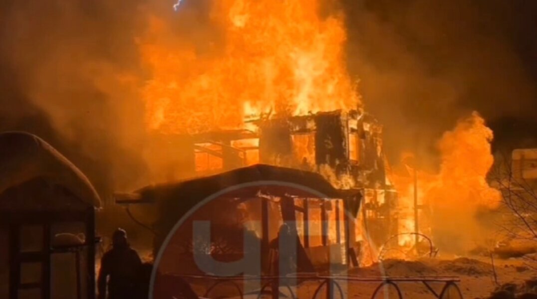 В пригороде Перми сгорел дом, баня и веранда из-за нарушения при строительстве