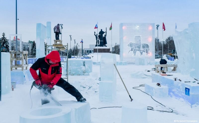 На городской эспланаде в Перми проходит масштабный конкурс ледовых фигур