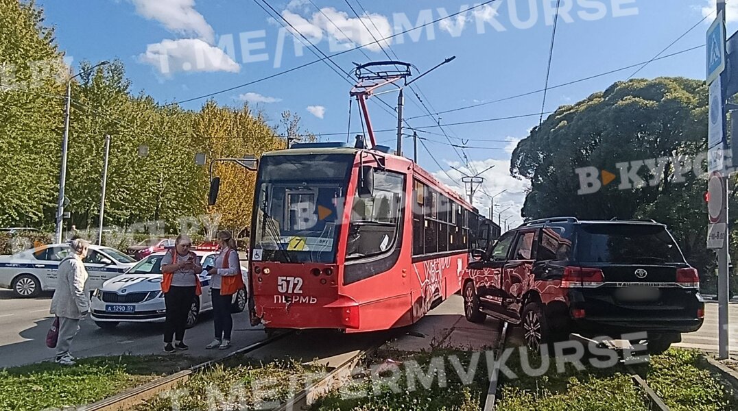 В Перми на бульваре Гагарина при въезде на парковку областного ГАИ трамвай столкнулся с авто