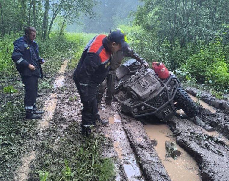В Кунгуре мужчина ночью заблудился в лесу, а его квадроцикл увяз в грязи