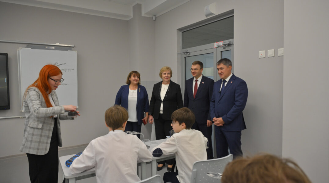 Дмитрий Махонин посетил новую физико-математическую школу № 146