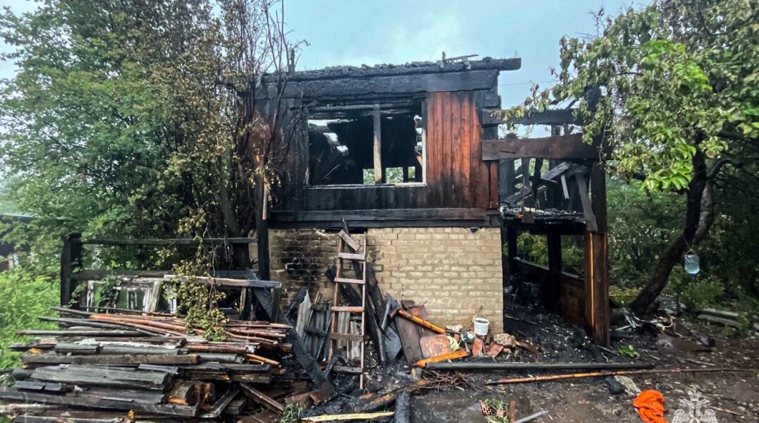 В Перми ночью во время грозы загорелся дом