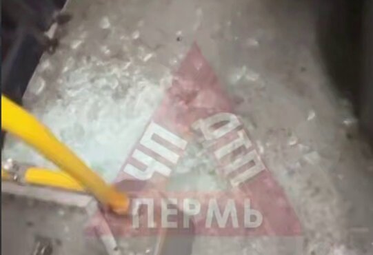 В пермском автобусе осколки лопнувшего на ходу стекла попали в глаз пассажирке