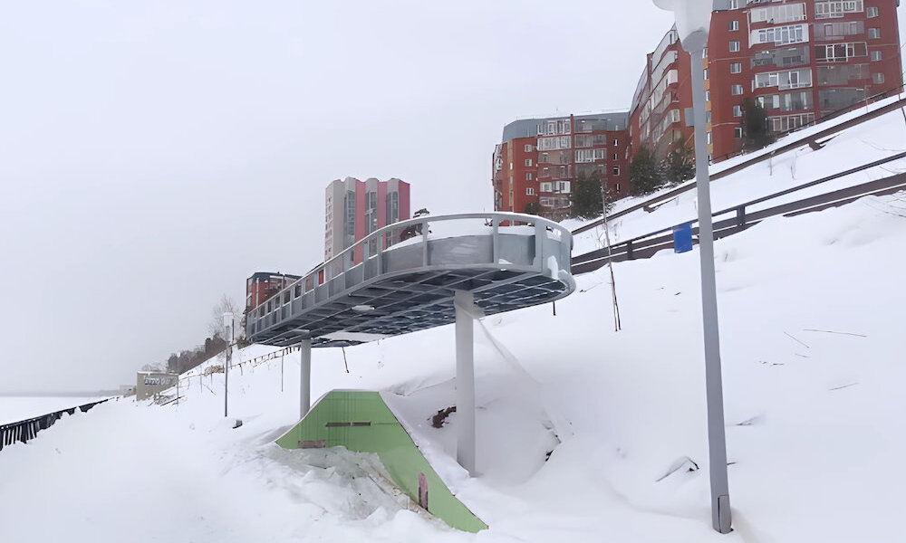 В Перми на закамской набережной начали устанавливать "балконы"