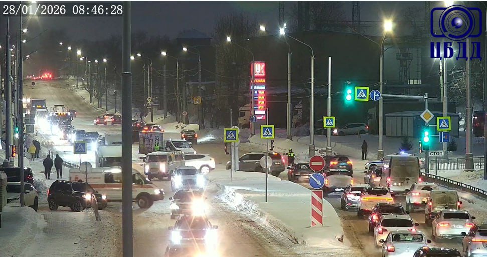 На улице Дзержинского в Перми перекрыли движение из-за пожара на складе